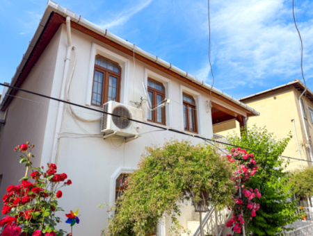 Kumbağ'da Pazar Sokağına Yakın 2 Katlı Satılık Bahçeli Villa