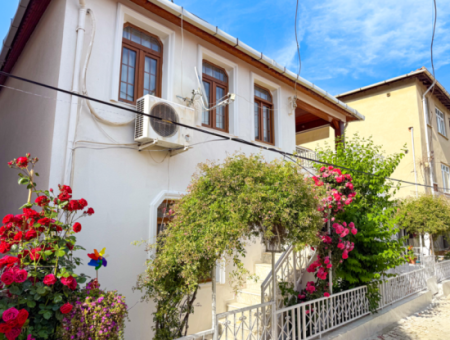 Kumbağ'da Pazar Sokağına Yakın 2 Katlı Satılık Bahçeli Villa