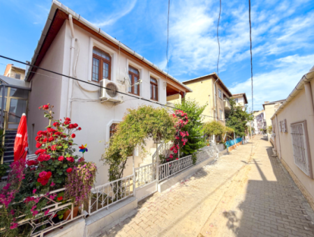 Kumbağ'da Pazar Sokağına Yakın 2 Katlı Satılık Bahçeli Villa