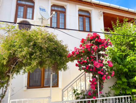 Kumbağ'da Pazar Sokağına Yakın 2 Katlı Satılık Bahçeli Villa