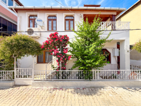 Kumbağ'da Pazar Sokağına Yakın 2 Katlı Satılık Bahçeli Villa