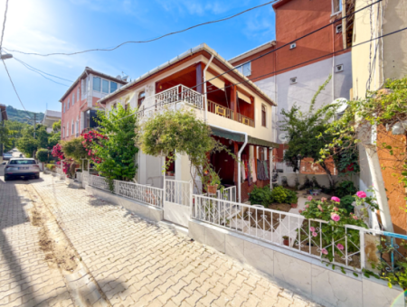 Kumbağ'da Pazar Sokağına Yakın 2 Katlı Satılık Bahçeli Villa
