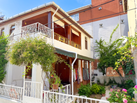 Kumbağ'da Pazar Sokağına Yakın 2 Katlı Satılık Bahçeli Villa