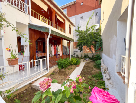 Kumbağ'da Pazar Sokağına Yakın 2 Katlı Satılık Bahçeli Villa
