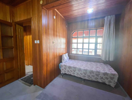 Kumbağ'da Pazar Sokağına Yakın 2 Katlı Satılık Bahçeli Villa