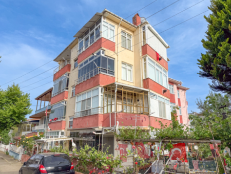 Kumbağ Cadde Üzerinde Satılık 2+1 Bahçe Kat Daire