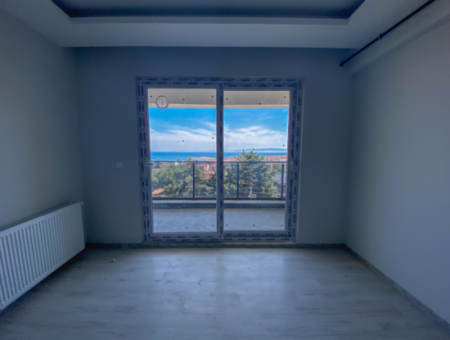 Kumbağ'da Deniz Manzaralı Geniş Balkonlu Kiralık Sıfır 2+1 Daire