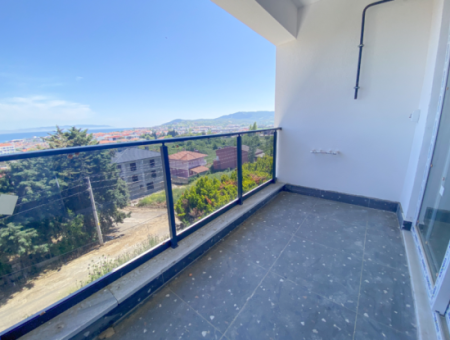 Kumbağ'da Deniz Manzaralı Geniş Balkonlu Kiralık Sıfır 2+1 Daire