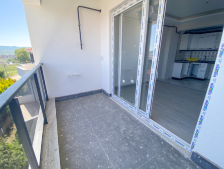 Kumbağ'da Deniz Manzaralı Geniş Balkonlu Kiralık Sıfır 2+1 Daire