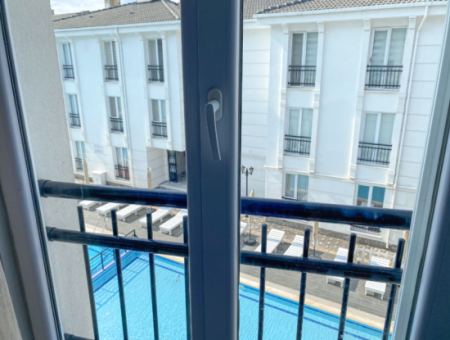 Kumbağ'da Denize Sıfır Havuzlu Sitede Sezonluk Kiralık 2+1 Daire