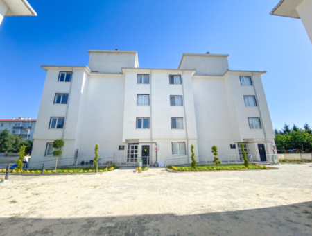 Yeni Binada Site İçinde Geniş Bahçeli Satılık Köşe 1+1 Daire