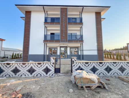 Kumbağ'da Cadde Üzerinde Havuzlu Sıfır 2+1 Satılık Daireler