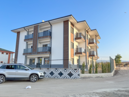 Kumbağ'da Cadde Üzerinde Havuzlu Sıfır 2+1 Satılık Daireler