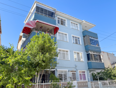 Kumbağ Pazar Sokağında Geniş Balkonlu Eşyalı Satılık 2+1 Daire