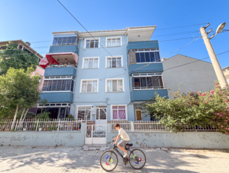 Kumbağ Pazar Sokağında Geniş Balkonlu Eşyalı Satılık 2+1 Daire