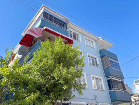 Kumbağ Pazar Sokağında Geniş Balkonlu Eşyalı Satılık 2+1 Daire