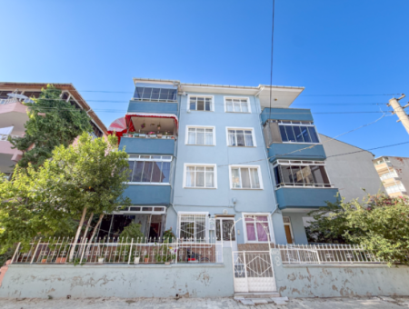 Kumbağ Pazar Sokağında Geniş Balkonlu Eşyalı Satılık 2+1 Daire
