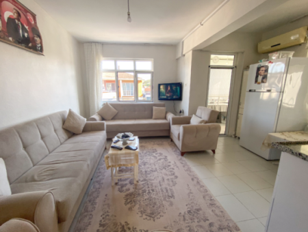 Kumbağ Pazar Sokağında Geniş Balkonlu Eşyalı Satılık 2+1 Daire
