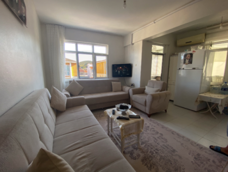 Kumbağ Pazar Sokağında Geniş Balkonlu Eşyalı Satılık 2+1 Daire