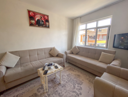 Kumbağ Pazar Sokağında Geniş Balkonlu Eşyalı Satılık 2+1 Daire