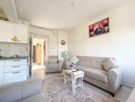 Kumbağ Pazar Sokağında Geniş Balkonlu Eşyalı Satılık 2+1 Daire