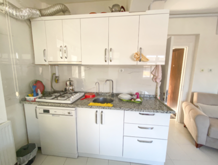Kumbağ Pazar Sokağında Geniş Balkonlu Eşyalı Satılık 2+1 Daire