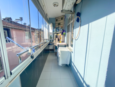 Kumbağ Pazar Sokağında Geniş Balkonlu Eşyalı Satılık 2+1 Daire