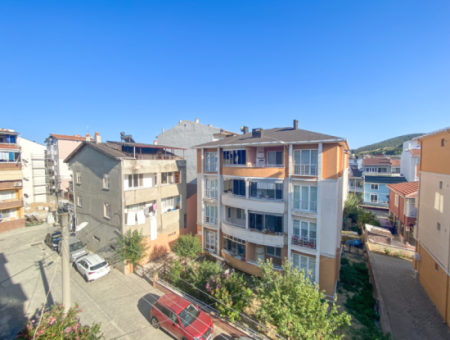 Kumbağ Pazar Sokağında Geniş Balkonlu Eşyalı Satılık 2+1 Daire
