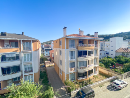 Kumbağ Pazar Sokağında Geniş Balkonlu Eşyalı Satılık 2+1 Daire