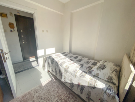 Kumbağ Pazar Sokağında Geniş Balkonlu Eşyalı Satılık 2+1 Daire