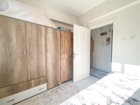 Kumbağ Pazar Sokağında Geniş Balkonlu Eşyalı Satılık 2+1 Daire
