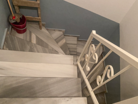 Kumbağ Pazar Sokağında Geniş Balkonlu Eşyalı Satılık 2+1 Daire