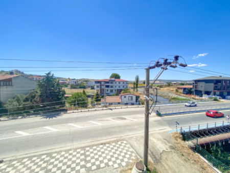 Kumbağ'da Caddeye Sıfır Denize Tarafında Satılık 2+1 Daire