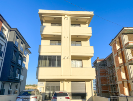 Merkezi Konumda Deniz Manzaralı Bahçeli Lüks 1+1 Satılık Daire