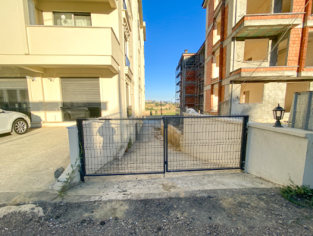 Merkezi Konumda Deniz Manzaralı Bahçeli Lüks 1+1 Satılık Daire
