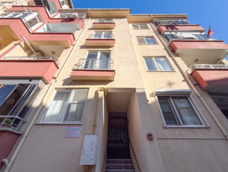 Çiftlikönü'nde Merkezi Konumda Çift Balkonlu Satılık 2+1 Daire