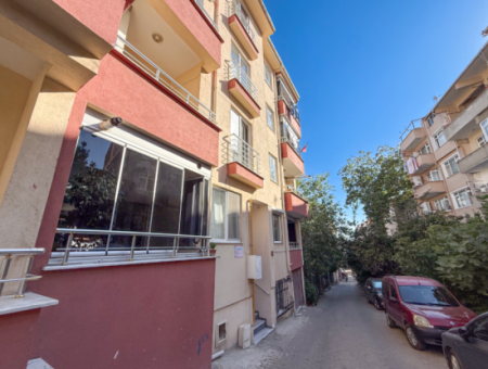Çiftlikönü'nde Merkezi Konumda Çift Balkonlu Satılık 2+1 Daire