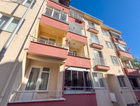 Çiftlikönü'nde Merkezi Konumda Çift Balkonlu Satılık 2+1 Daire