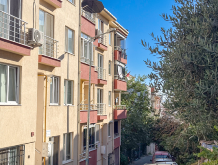Çiftlikönü'nde Merkezi Konumda Çift Balkonlu Satılık 2+1 Daire