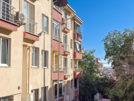 Çiftlikönü'nde Merkezi Konumda Çift Balkonlu Satılık 2+1 Daire