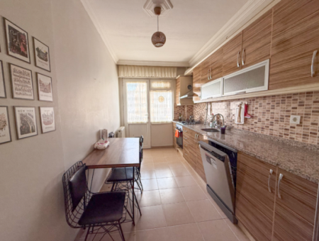 Çiftlikönü'nde Merkezi Konumda Çift Balkonlu Satılık 2+1 Daire