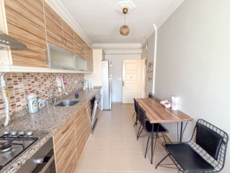 Çiftlikönü'nde Merkezi Konumda Çift Balkonlu Satılık 2+1 Daire