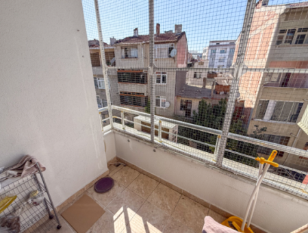 Çiftlikönü'nde Merkezi Konumda Çift Balkonlu Satılık 2+1 Daire