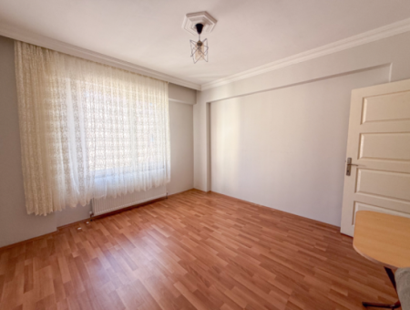 Çiftlikönü'nde Merkezi Konumda Çift Balkonlu Satılık 2+1 Daire
