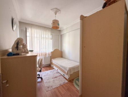 Çiftlikönü'nde Merkezi Konumda Çift Balkonlu Satılık 2+1 Daire