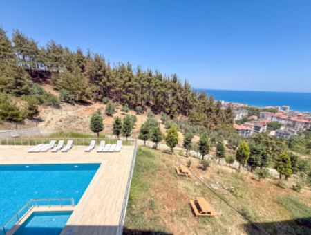 Kumbağ'da Deniz Manzaralı Havuzlu Eşyalı 2+1 Satılık Daire
