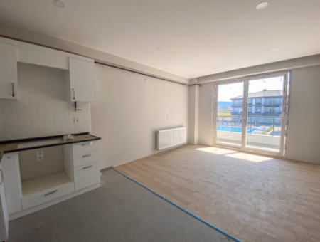 Kumbağ Havuzlu Sitede Denize Yakın Satılık Lüks 2+1 Daireler