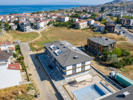 Kumbağ Deniz Tarafında Havuzlu Sitede Satılık Lüks 1+1 Daireler