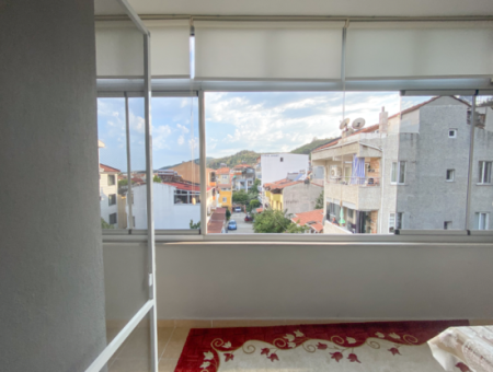 Kumbağ Merkezi Konumda Geniş Balkonlu Eşyalı 2+1 Satılık Daire