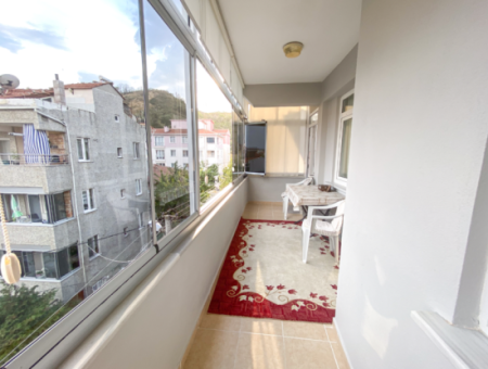 Kumbağ Merkezi Konumda Geniş Balkonlu Eşyalı 2+1 Satılık Daire